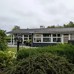Vakantiehuis Charming With Large Fenced Garden *