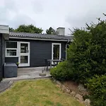 Vakantiehuis Charming With Large Fenced Garden