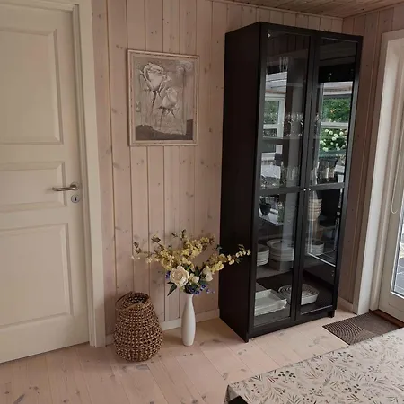 Semesterbostad Charming With Large Fenced Garden *
