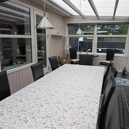 Semesterbostad Charming With Large Fenced Garden