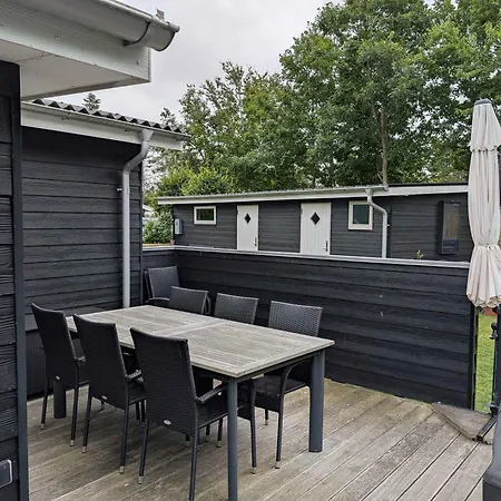 Semesterbostad Charming With Large Fenced Garden *