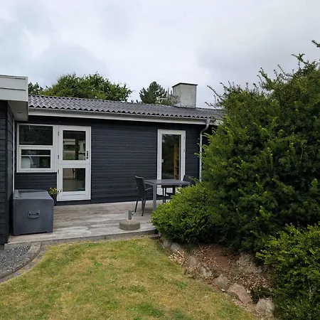 Semesterbostad Charming With Large Fenced Garden