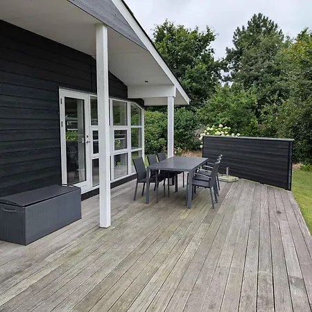 Charming With Large Fenced Garden Semesterbostad *