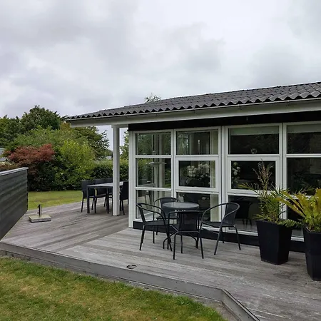 بيت للعطل Charming With Large Fenced Garden