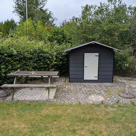Charming With Large Fenced Garden 펜션 로그스토