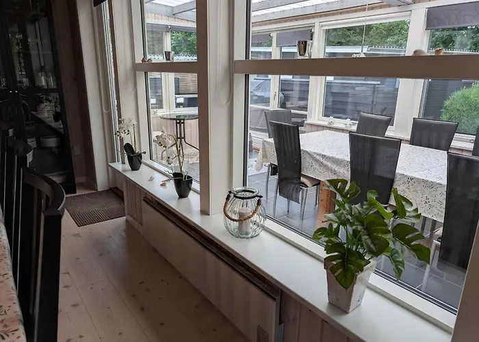 Charming With Large Fenced Garden Дом отдыха *