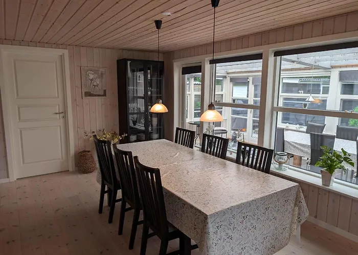 Дом отдыха Charming With Large Fenced Garden Logstor