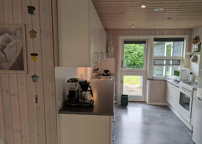 Дом отдыха Charming With Large Fenced Garden Logstor