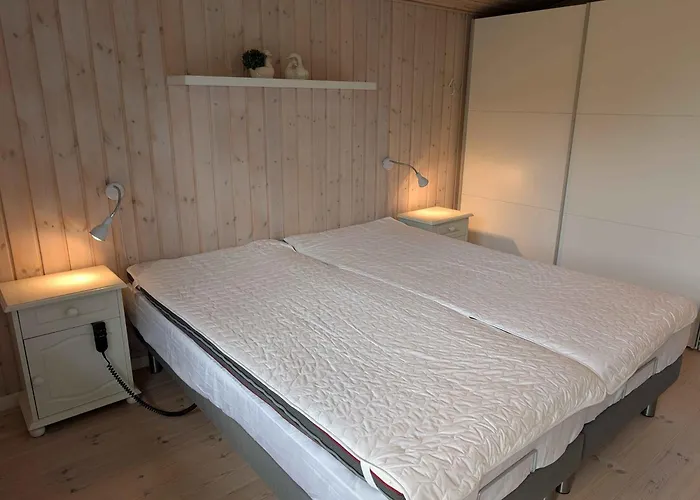 Дом отдыха Charming With Large Fenced Garden Logstor