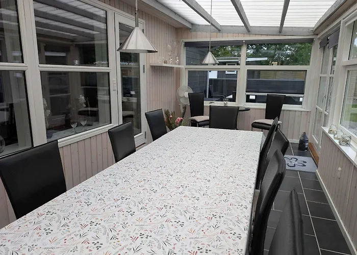 Дом отдыха Charming With Large Fenced Garden