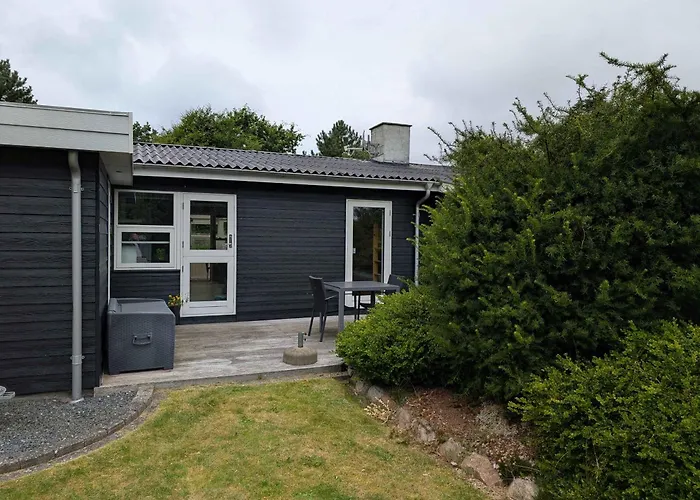 Дом отдыха Charming With Large Fenced Garden