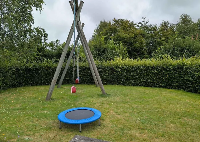 Дом отдыха Charming With Large Fenced Garden Logstor