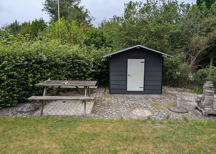 Дом отдыха Charming With Large Fenced Garden Logstor